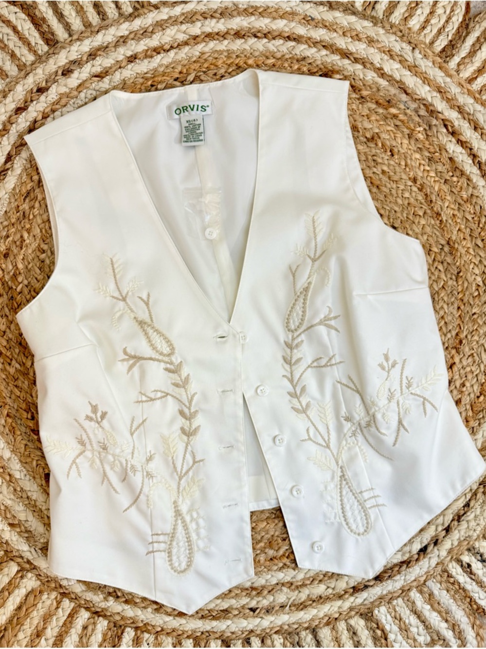 🌾 Orvis White Vest with Beige Floral Embroidery‎